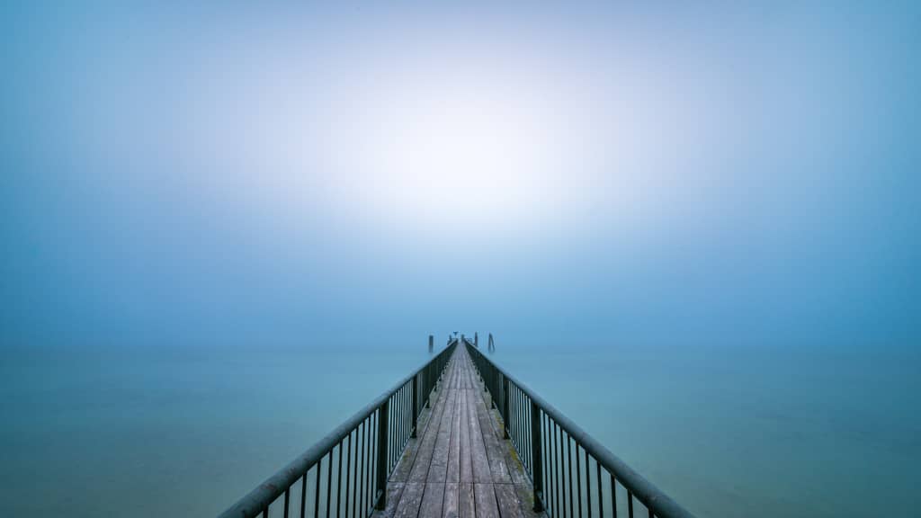 Roland Seichter Fotografie - Minimalistische Fotografie - Ein Dampfersteg am Ammersee führt in die Mitte des Bildes