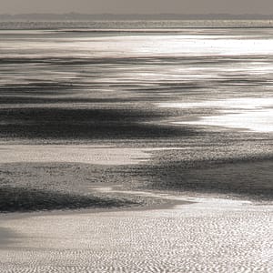 Roland Seichter Fotografie - Minimalistische Fotografie - Gegenlicht über Watt - Schwarz/Weiß